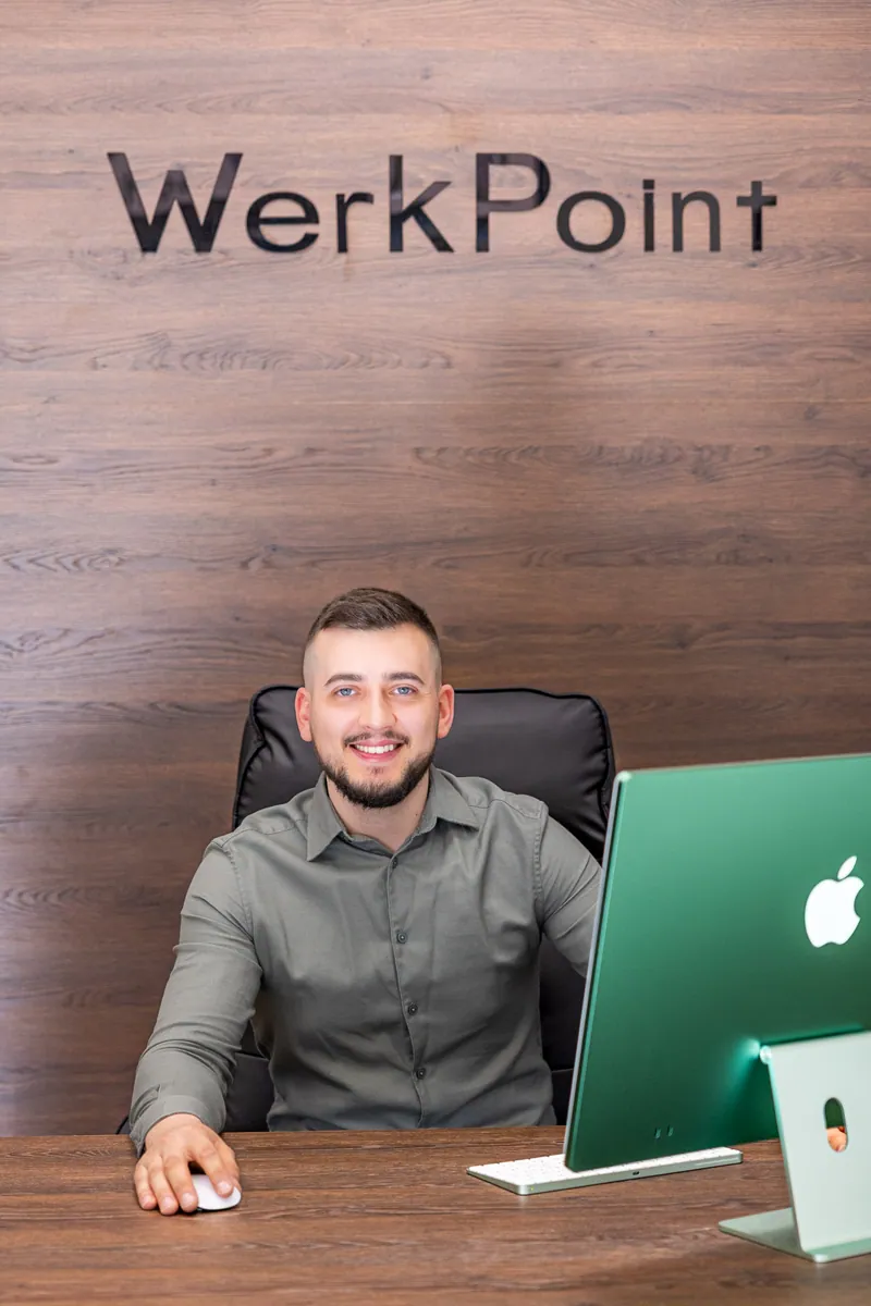 Geschäftsführer am Schreibtisch im Büro von WerkPoint, Businessfotografie Wien