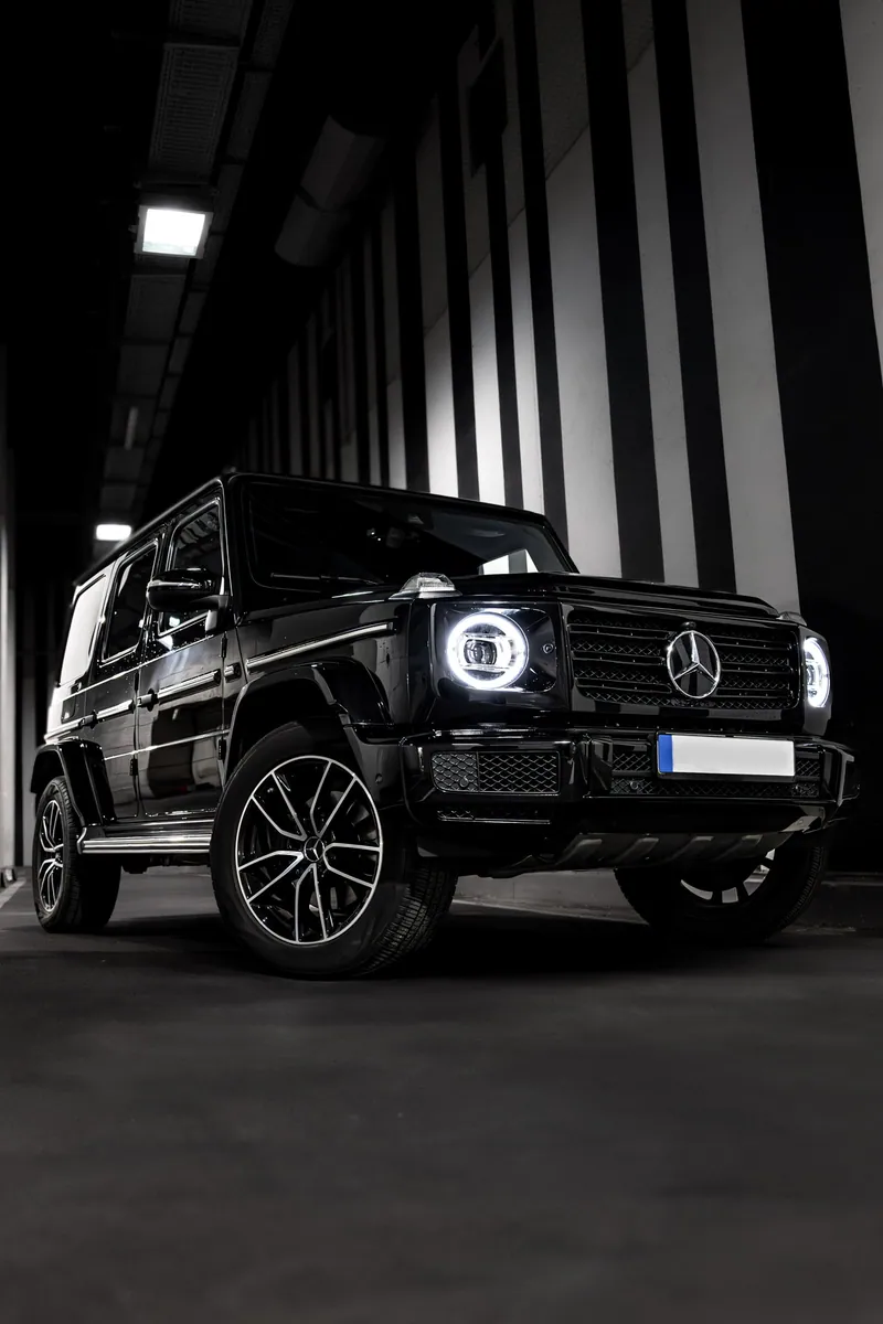 Mercedes G-Klasse in dunkler Garage mit Lichtakzenten
